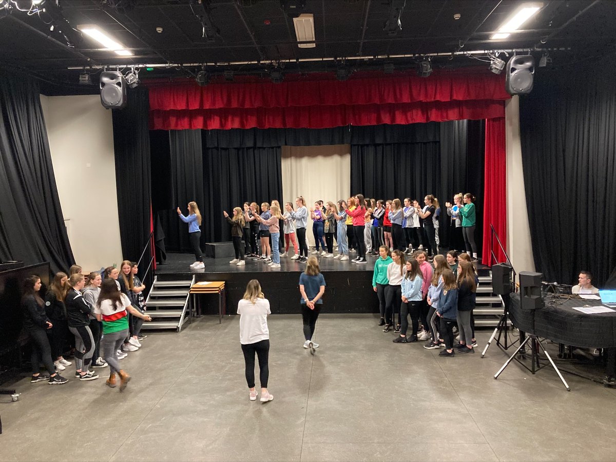 UrddDinbych's tweet photo. Ymarfer gwych ar gyfer y Sioe Uwchradd ddoe yn Ysgol Glan Clwyd dan arweiniad medrus Angharad Llwyd Beech, Ynyr Llwyd, a Non Cooper💪🎼💃#urdd2022 https://t.co/JrSI38JF26