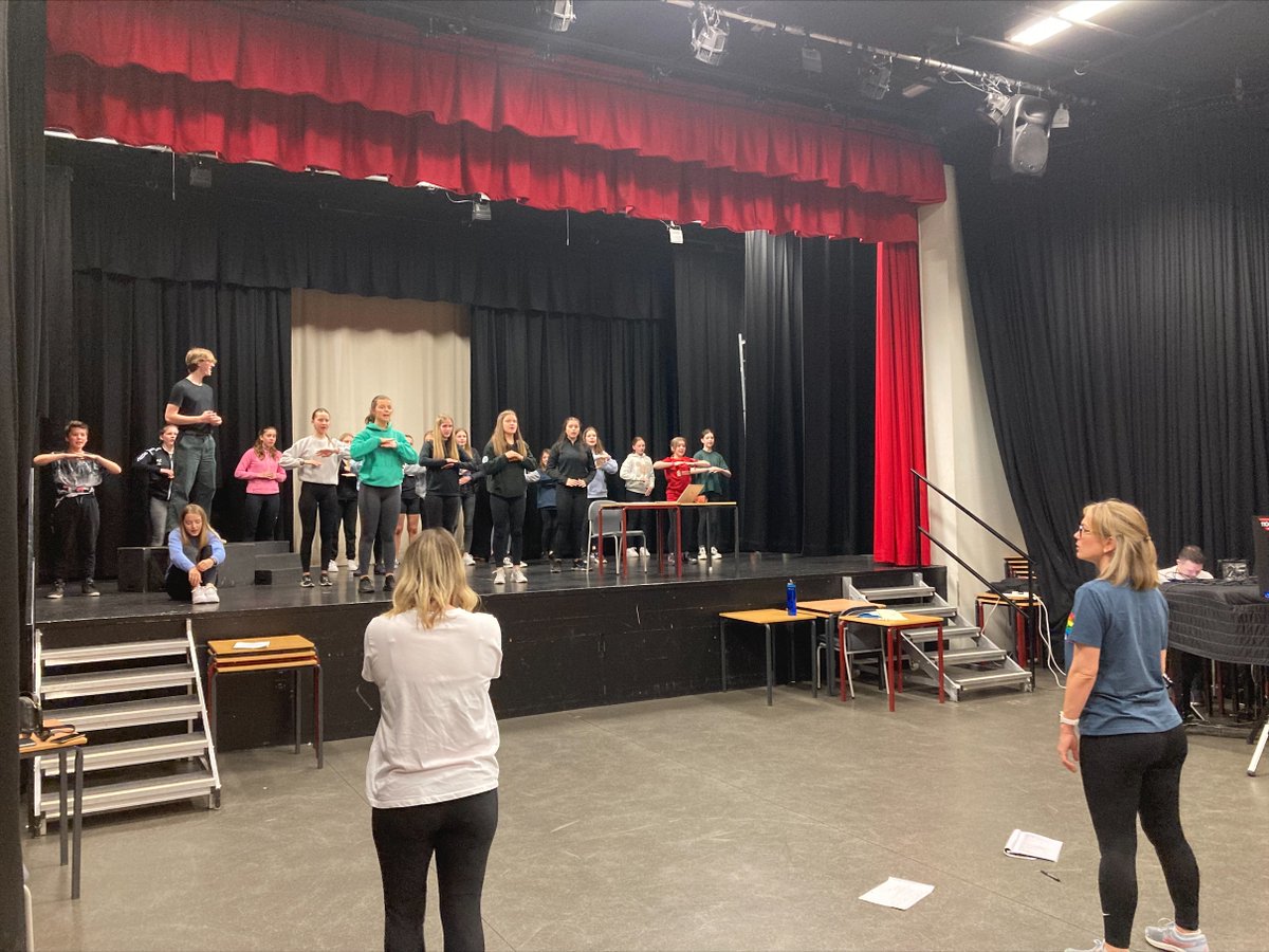 UrddDinbych's tweet photo. Ymarfer gwych ar gyfer y Sioe Uwchradd ddoe yn Ysgol Glan Clwyd dan arweiniad medrus Angharad Llwyd Beech, Ynyr Llwyd, a Non Cooper💪🎼💃#urdd2022 https://t.co/JrSI38JF26