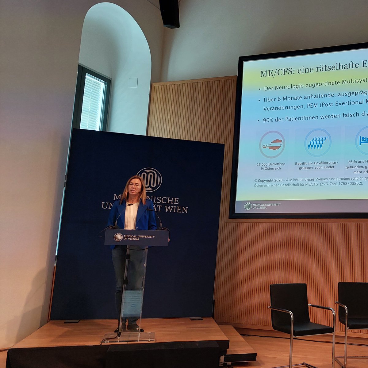 neurostingl's tweet photo. #CCCFS hat begonnen!
Danke an Prof Eva Untersmayr-Elsenhuber und der @MedUni_Wien, dass #MECFS endlich mehr Raum im akademischen Bereich in Österreich bekommt! https://t.co/gVvMr3BEP4