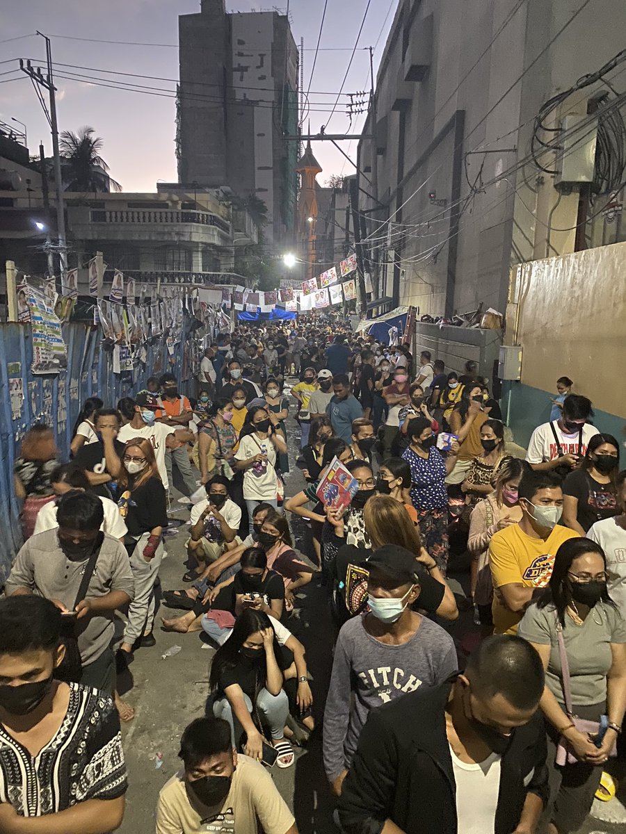rapplerdotcom's tweet photo. LOOK: 15 minutes polls close, this is the situation in Tondo. Voters here since 9am. Gregorio Perfecto High School. #PHVote #WeDecide | via @ramboreports https://t.co/zrPnaUmURX