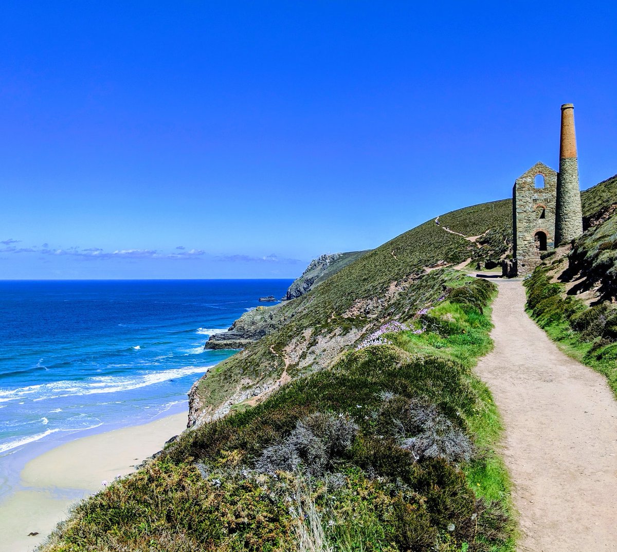 funstacking's tweet photo. Stunning photo of the Wheal Coates Tin Mine near St Agnes, Cornwall.   Head to Cornwall if you are considering a coastal trail this summer!

Funstacker - the ultimate bucket list
 #cornwall #bucketlist #coastaltrails #summer2022 https://t.co/YmuMpitJ19