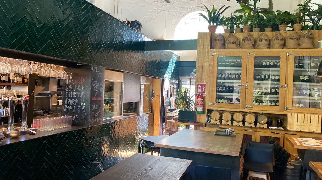 rmarcasevilla's tweet photo. 🚨🚨Arrancamos Directo Marca Sevilla desde restaurante Leña al Lomo 🎤📻

📻 94.0 Fm 
💻 Pc: https://t.co/1c2bfvsHFu SEVILLA
📱 Apple: https://t.co/ZcvJa9JZI0
📱 Android: https://t.co/bSL1E3dXvD…

🗣📲 Notas de audio: 660505709
📲 @rmarcasevilla 
📩 directomarcasevilla@gmail.com https://t.co/iKkTCYd7hz