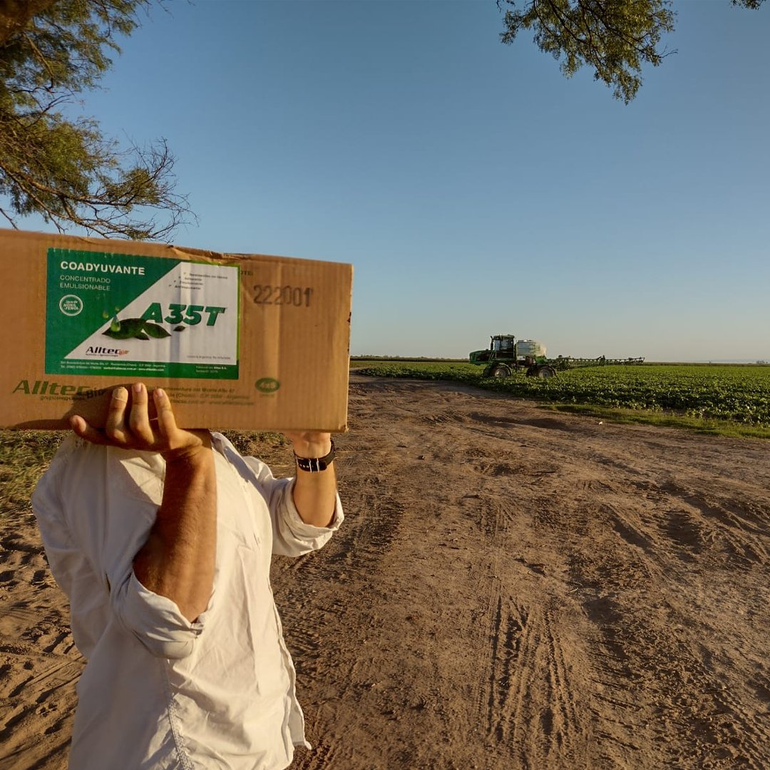 AlltecBIO's tweet photo. Llevando la máxima solución en #agroaplicaciones a cada productor del país! 😎💪
#A35T es un #coadyuvante de última generación ideal para la aplicación de #insecticidas y #fungicidas. Reduce la tensión superficial, logrando un mejor mojado de la superficie foliar 🚜💦💦💦 https://t.co/J0ozb1zHmC