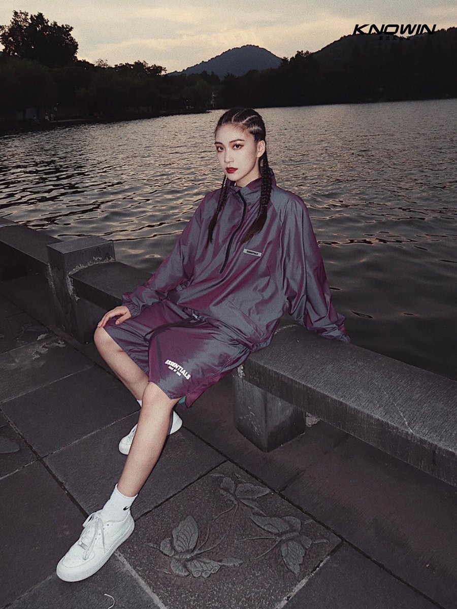 KNOWIN_LAB's tweet photo. Fresh Fear of God ESSENTIALS nylon shorts 20fw Volley
Out-of-print stock is on sale at Knowin！！！
Dazzling color never collide and super eye-catching.
3M reflective blue and purple layer in different light different angles show different colors. https://t.co/W6Zcgobu5u