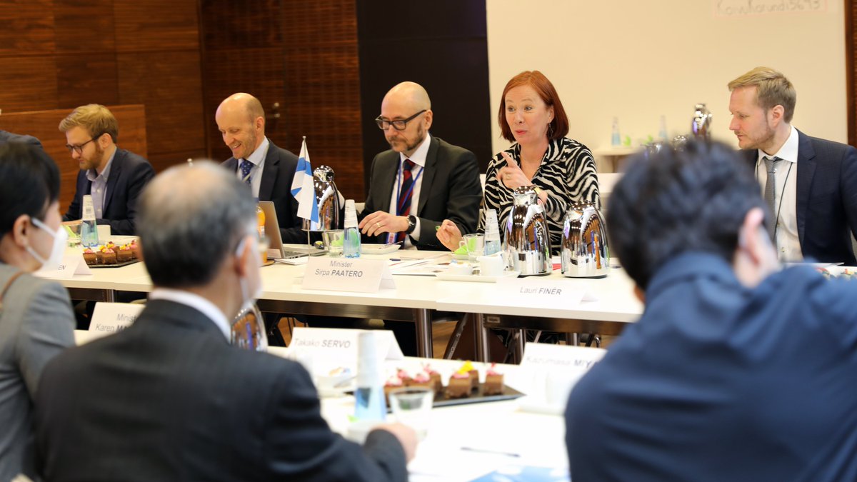 VMuutiset's tweet photo. Kuntaministeri Sirpa Paatero ja Japanin digiministeri Karen Makishima tapasivat tänään. 🇫🇮🇯🇵

"Japani on ollut kiinnostunut erityisesti ihmiskeskeisestä digitalisaatiosta. On hienoa, että Suomi voi näyttää siinä esimerkkiä myös muille", @sirpa_paatero sanoo.

#Digitalisaatio https://t.co/oBR7QhuOgF
