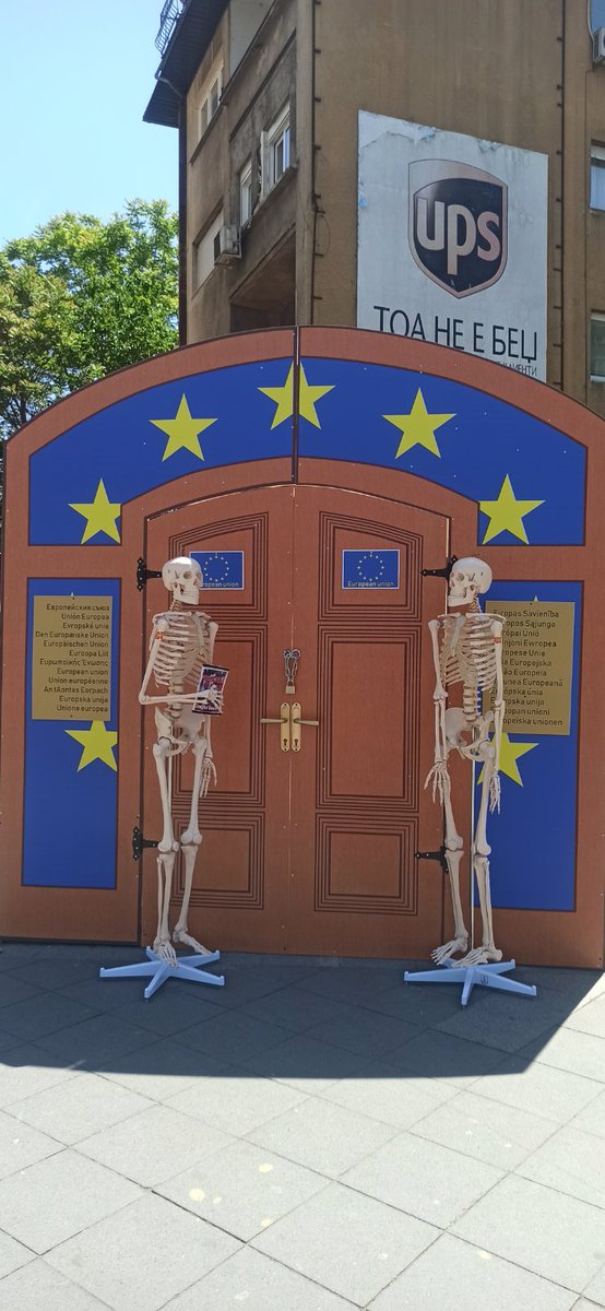 An art installation today in Skopje honouring the patience of🇲🇰citizens on our everlasting path towards the EU. Patience that every major poll last year showed is running out, and unfortunately, even the biggest believers in the EU ideal are becoming disillusioned.