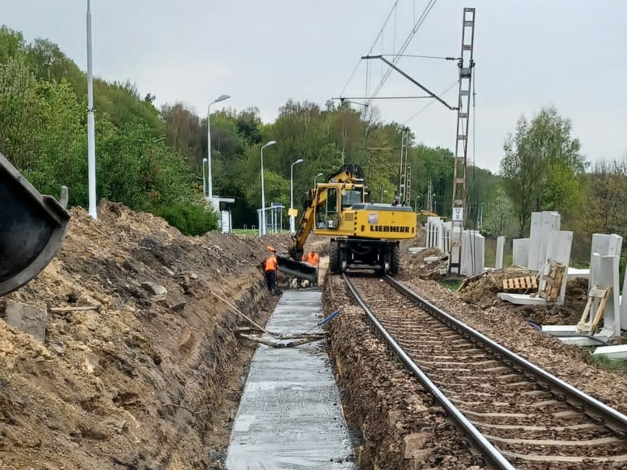 PKP_PLK_SA's tweet photo. #Śląskie. Następny przystanek w woj. - Łaziska Górne między #Mikołów-#Orzesze zapewni wygodniejsze podróże na linii #KatowiceLigota-#Nędza. Przebudowany peron ułatwi wsiadanie i wysiadanie z 🚄. Będzie nowa wiata, ławki, oświetlenie i pochylnie. #Kolej zmienia się dla podróżnych. https://t.co/CPuJqIi4Ub