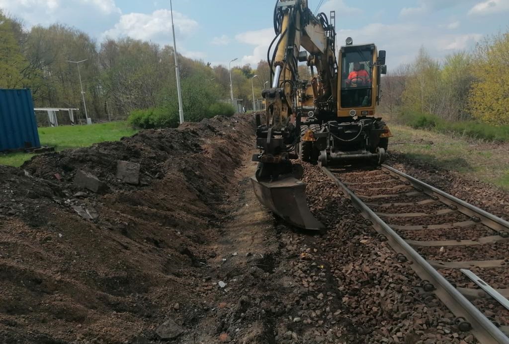 PKP_PLK_SA's tweet photo. #Śląskie. Następny przystanek w woj. - Łaziska Górne między #Mikołów-#Orzesze zapewni wygodniejsze podróże na linii #KatowiceLigota-#Nędza. Przebudowany peron ułatwi wsiadanie i wysiadanie z 🚄. Będzie nowa wiata, ławki, oświetlenie i pochylnie. #Kolej zmienia się dla podróżnych. https://t.co/CPuJqIi4Ub