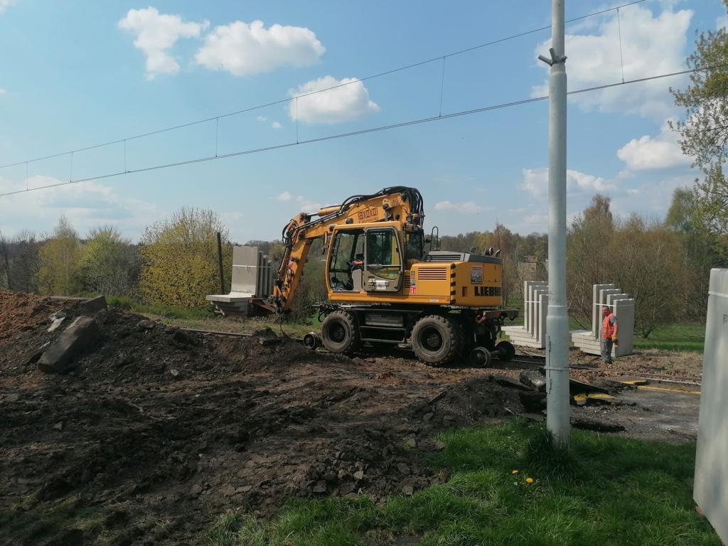 PKP_PLK_SA's tweet photo. #Śląskie. Następny przystanek w woj. - Łaziska Górne między #Mikołów-#Orzesze zapewni wygodniejsze podróże na linii #KatowiceLigota-#Nędza. Przebudowany peron ułatwi wsiadanie i wysiadanie z 🚄. Będzie nowa wiata, ławki, oświetlenie i pochylnie. #Kolej zmienia się dla podróżnych. https://t.co/CPuJqIi4Ub