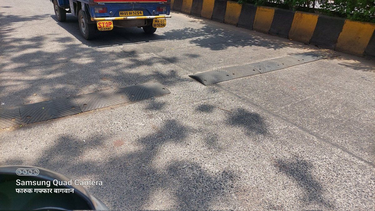 स्वप्ननगरी मुलुंड पश्चिम येथील रस्त्यावर लावलेल्या सर्वच रबर गतिरोधक हे तुटलेल्या अवस्थेत असल्याने दुचाकीस्वार यावरुन पडण्याची दाट शक्यता असून मोठा जीवघेणा अपघात देखील होऊ शकतो.<a href="/mybmcWardT/">Ward T BMC</a> <a href="/mybmc/">माझी Mumbai, आपली BMC</a> लवकरात दखल घ्यावी ही विनंती.🙏