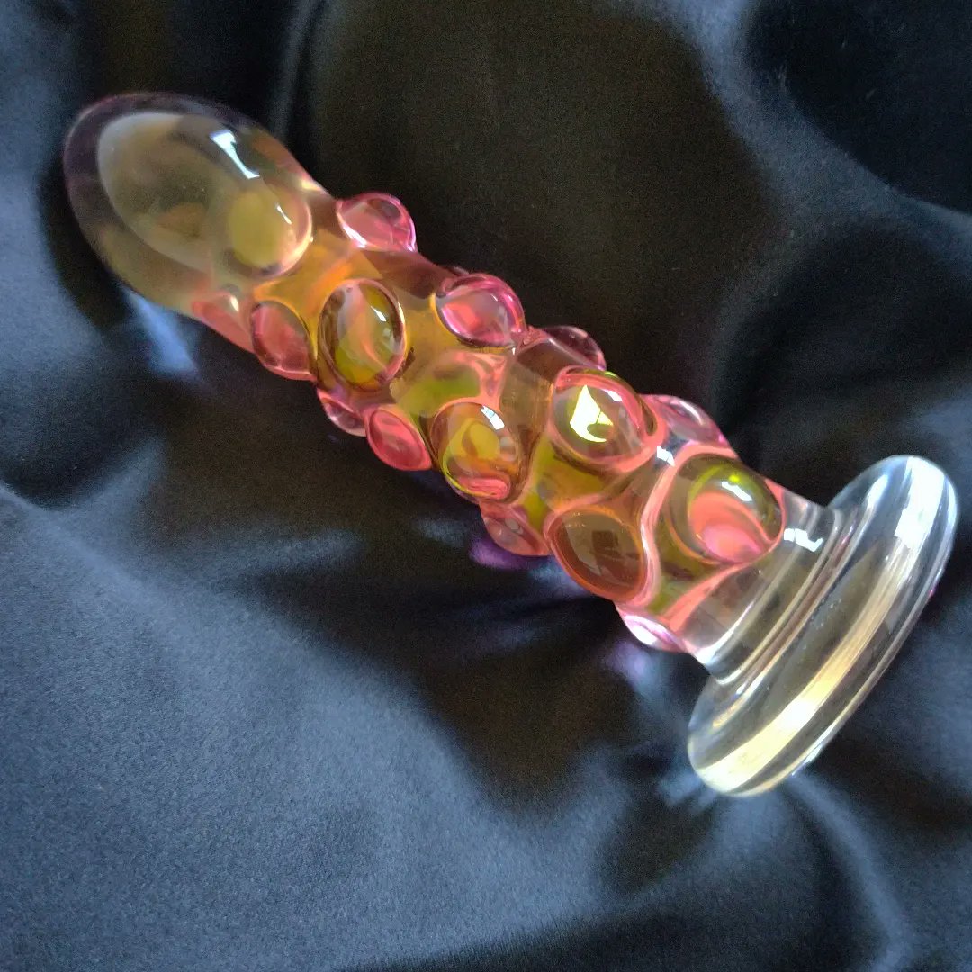 GlassTaboo's tweet photo. Is it gold or is it pink? It's both! Gold pink, as the name suggests, is a colour made by adding 24ct gold to glass. Usually it just gives a nice ruby pink colour but with a heavy enough layer some of the shiny gold colour starts to show through.
#bodysafe #sextoys  #pleasure https://t.co/D8bL1Yr2HC