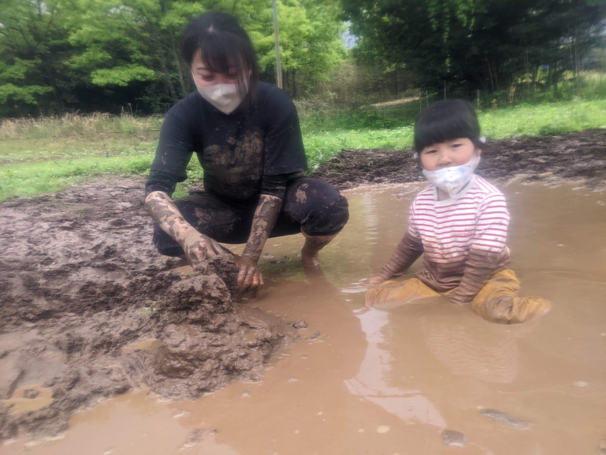 mingakucampco's tweet photo. みんなの学校、学生専属ボランティアのガーリーです。
はじめてのデイキャンプで、ドキドキとワクワクでいっぱいでした。子どもたちは、雨の中でもカッパを着て元気に昆虫散策をしていました。どろんこ遊びでは、泥の感触を楽しみながら落とし穴を作ったり泥合戦をしたりしました
その日は雨が降ったり https://t.co/8PPgWfXkmr