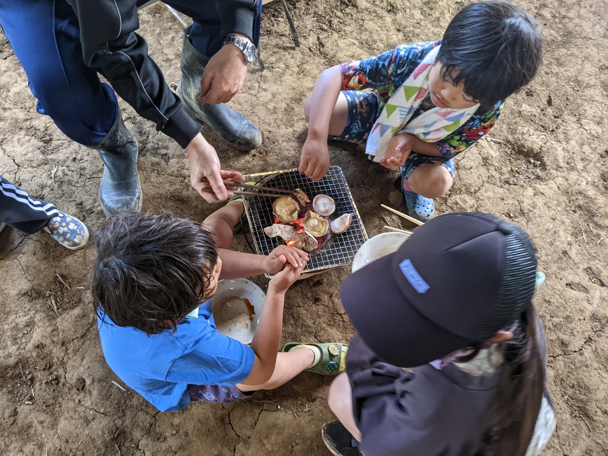 mingakucampco's tweet photo. みんなの学校、学生専属ボランティアのガーリーです。
はじめてのデイキャンプで、ドキドキとワクワクでいっぱいでした。子どもたちは、雨の中でもカッパを着て元気に昆虫散策をしていました。どろんこ遊びでは、泥の感触を楽しみながら落とし穴を作ったり泥合戦をしたりしました
その日は雨が降ったり https://t.co/8PPgWfXkmr