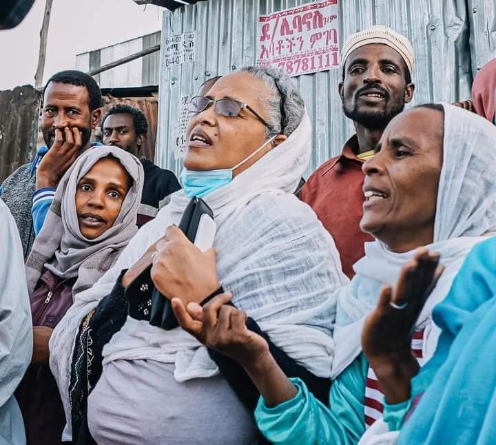 dinka_merga's tweet photo. ጠቅላይ ሚኒስትር ዐቢይ አሕመድ 'የመደመር መንገድ' ከተሰኘው መጽሃፋቸው ሽያጭ በተገኘ ገንዘብ በአዋሬ አካባቢ ተለይተው ለታወቁ 23 ግለሰቦች የመኖሪያ ቤት ግንባታ ያስጀመሩበት መርሃ ግብር በፎቶ ፦ https://t.co/YKmT5PHDa2
