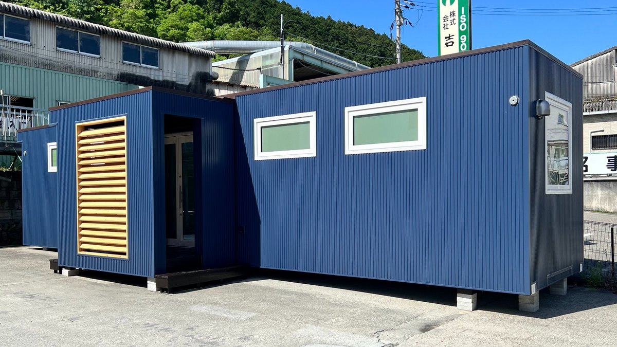 esports_yoshi's tweet photo. こんにちは！ヨッシーです('◇')ゞ

次世代型ムービングハウス「SMARTMODULO」でeスポーツ部のゲーミングベースをつくってみました🎮

本日は外観紹介～！
おしゃれなネイビー色の外壁に
木製ルーバーが良く合います🏠
窓もあり換気もばっちりです✨

#A6L #APEX #eスポーツ #吉銘 #スマートモデューロ https://t.co/cybds3SlGt