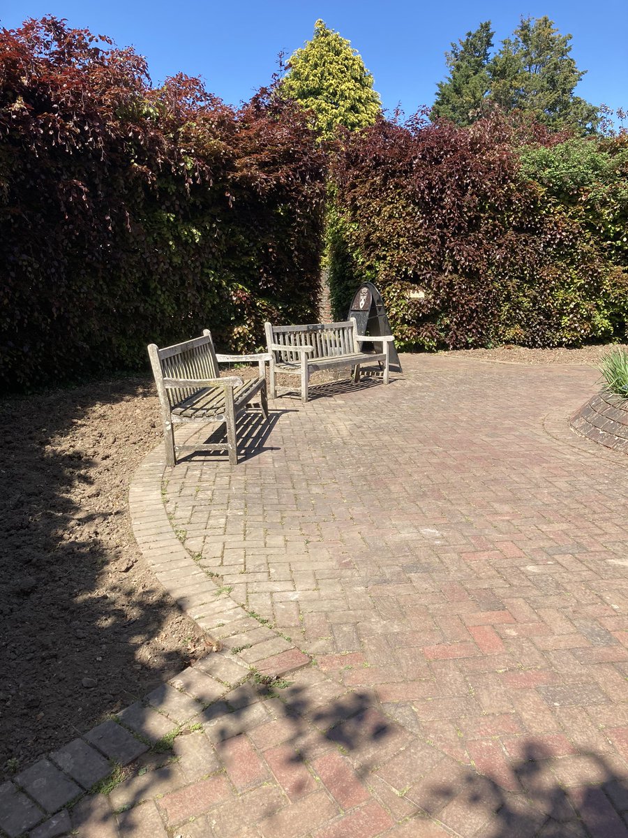 KSS_PC_Maid_TW's tweet photo. Another Sunday, another rose bed! Great work by a Maidstone @KSSPS_CP Team @AylesfordP @KSS_Probation #teamwork #probationworks https://t.co/sajTQJhOtO