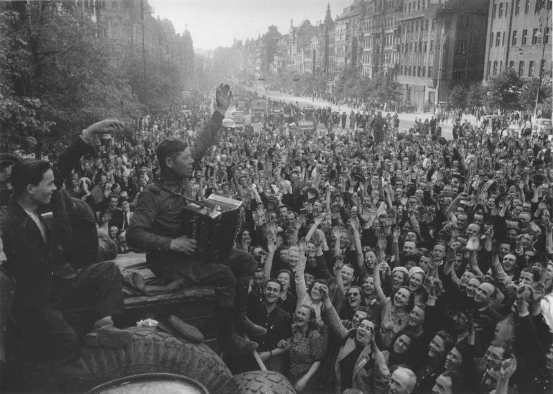 PicturesUssr's tweet photo. A Soviet soldier playing the accordion for Prague residents, May 1945 https://t.co/51khHCNSaK