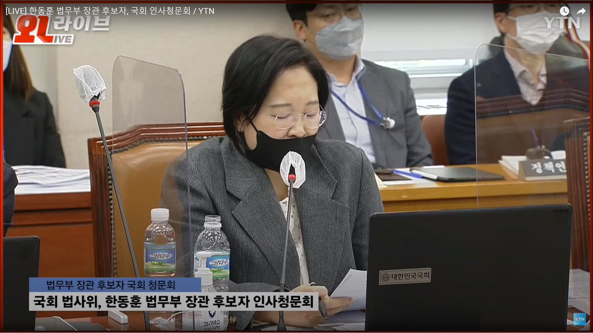 이 분 평소 어투도 저런가? 말도 엄청 더듬고. ... 정말 수상해.