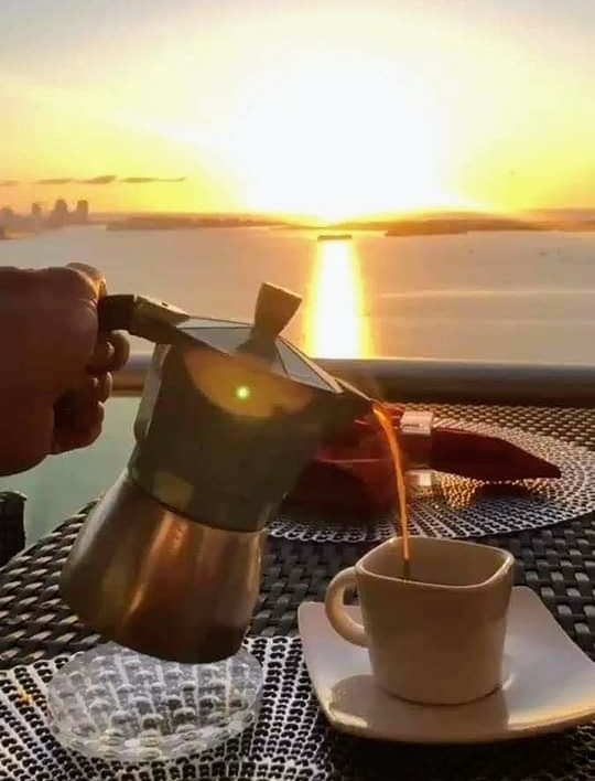 CcMarilena's tweet photo. Un caffè, è una tazzina di speranza in un mondo pieno di caos e di lunedì. 
Buongiorno 💋 https://t.co/8K97viCPzf