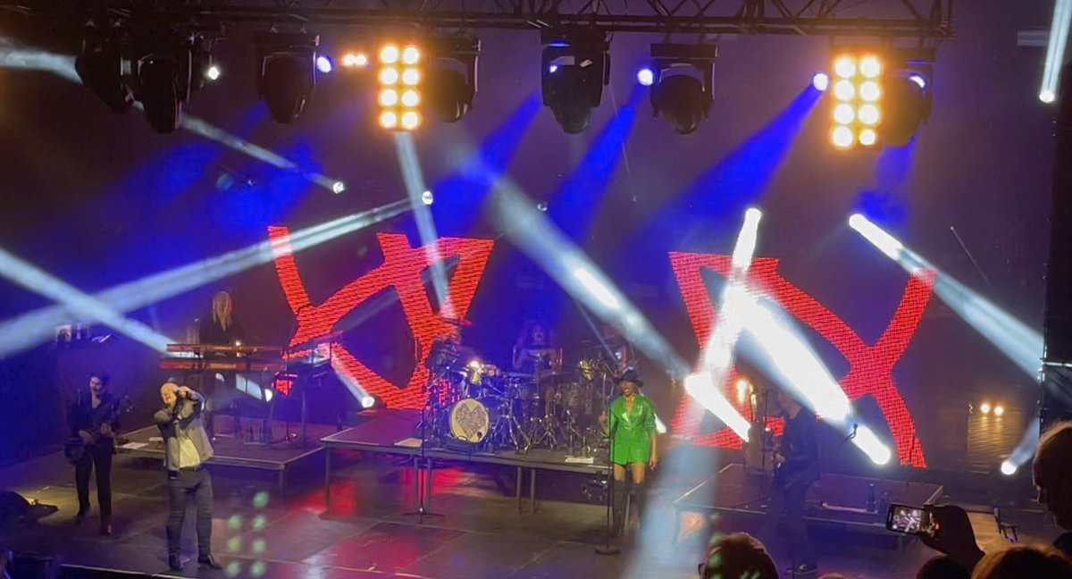 twitkalk's tweet photo. Gestern Abend.. 
Zwei coole Fanboys beim Mitsingen mit leichten Kameraproblemen! 
 #SimpleMinds #Berlin #ColumbiaHalle 
Definitiv kein #SchleFaZ!
#DontYou #KurzeDrehpause #GeilerAbend 
Ach so... und jetzt wird mal fix weiter gedreht!
#NewSchleFaZComing https://t.co/X3y9hFbcDt