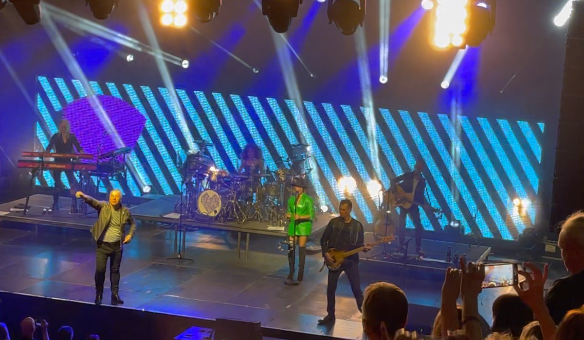 twitkalk's tweet photo. Gestern Abend.. 
Zwei coole Fanboys beim Mitsingen mit leichten Kameraproblemen! 
 #SimpleMinds #Berlin #ColumbiaHalle 
Definitiv kein #SchleFaZ!
#DontYou #KurzeDrehpause #GeilerAbend 
Ach so... und jetzt wird mal fix weiter gedreht!
#NewSchleFaZComing https://t.co/X3y9hFbcDt