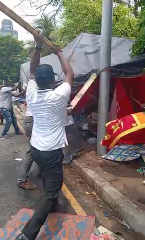 AzzamAmeen's tweet photo. Anti Government protesters were attacked by Govt supporters in front of Temple Trees https://t.co/yxECDJUUR6