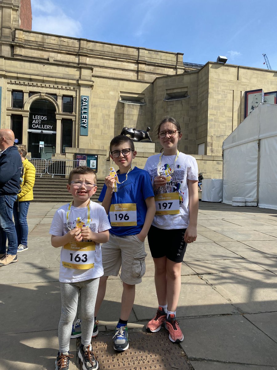 SolonynaAsia's tweet photo. Great fun run with the kids great atmosphere and even the Lord Mayor of Leeds came to chat to the kids and gave them a pin badge they were made up with it @LordMayorLeeds @RHA_Leeds @AnnaMacRHA @gorse_ruth @runforall @RHA_Y6 @pe_richmond https://t.co/UPVijB5sXB