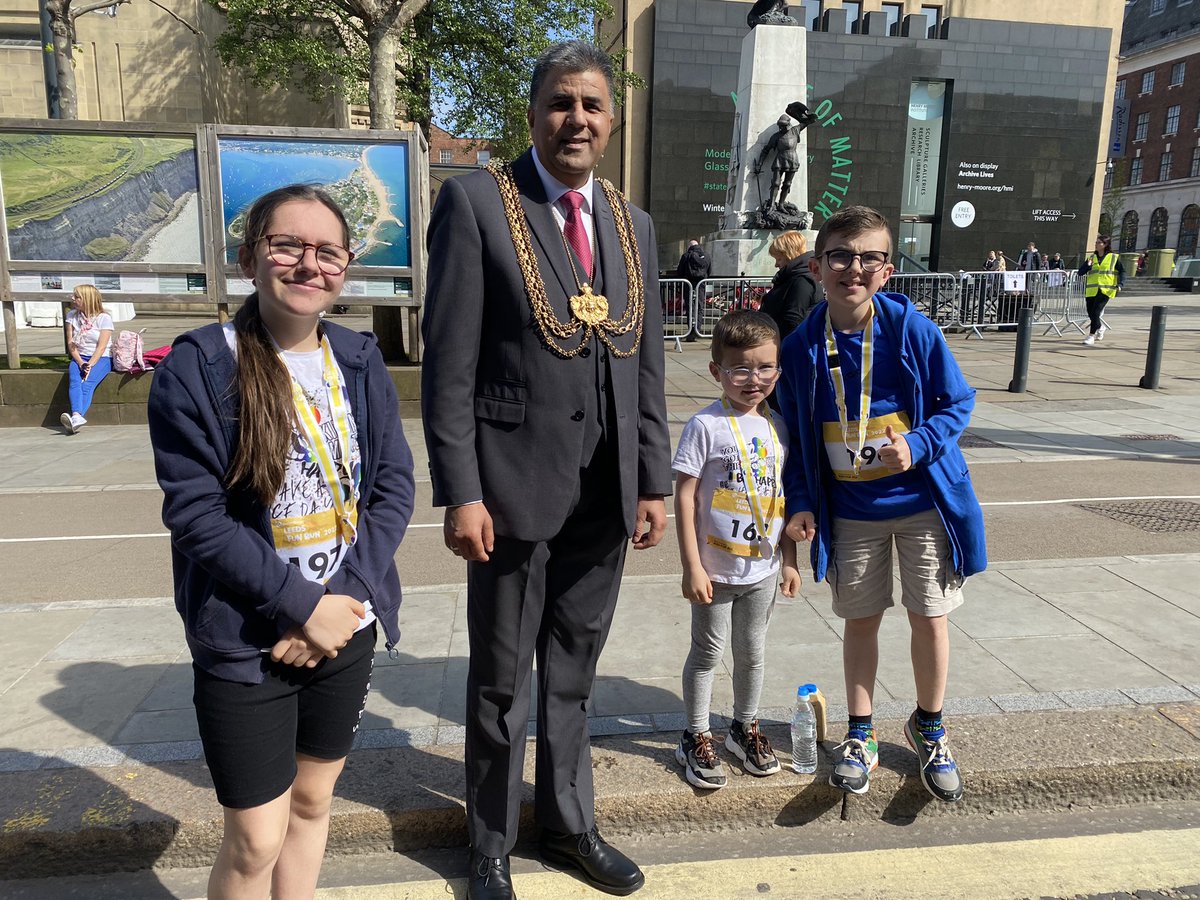 SolonynaAsia's tweet photo. Great fun run with the kids great atmosphere and even the Lord Mayor of Leeds came to chat to the kids and gave them a pin badge they were made up with it @LordMayorLeeds @RHA_Leeds @AnnaMacRHA @gorse_ruth @runforall @RHA_Y6 @pe_richmond https://t.co/UPVijB5sXB