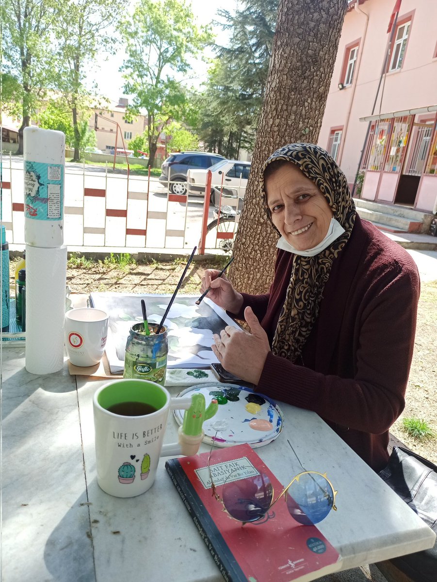 diplomaliboyaci's tweet photo. Minik kuzularımla 🤪 dersi bahçede yapıyoruz.
Nasıl minik diye sormayın herkesin öğrencisi kendine minik 😂
#hem
#halkegitimmerkezi
#art https://t.co/31kZLz1Nty