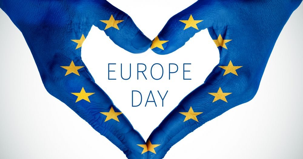 Glædelig Europadag! 🇪🇺 I dag fejrer vi foreningen af det fredelige og samarbejdende Europa. Kontrasten til Putins krigspropaganda på Den Røde Plads kunne ikke være større #stemja #dkpol