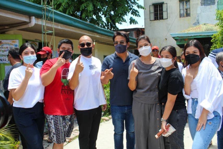 gelotintin's tweet photo. LOOK: Bacoor City Mayor Lani Revilla casts her vote and poses for a photo together with her husband Senator Ramon “Bong” Revilla Jr. and her children. 

📷: Lani M. Revilla | @INQVolunteers #INQVolunteer #VotePH https://t.co/7OoRleHluW