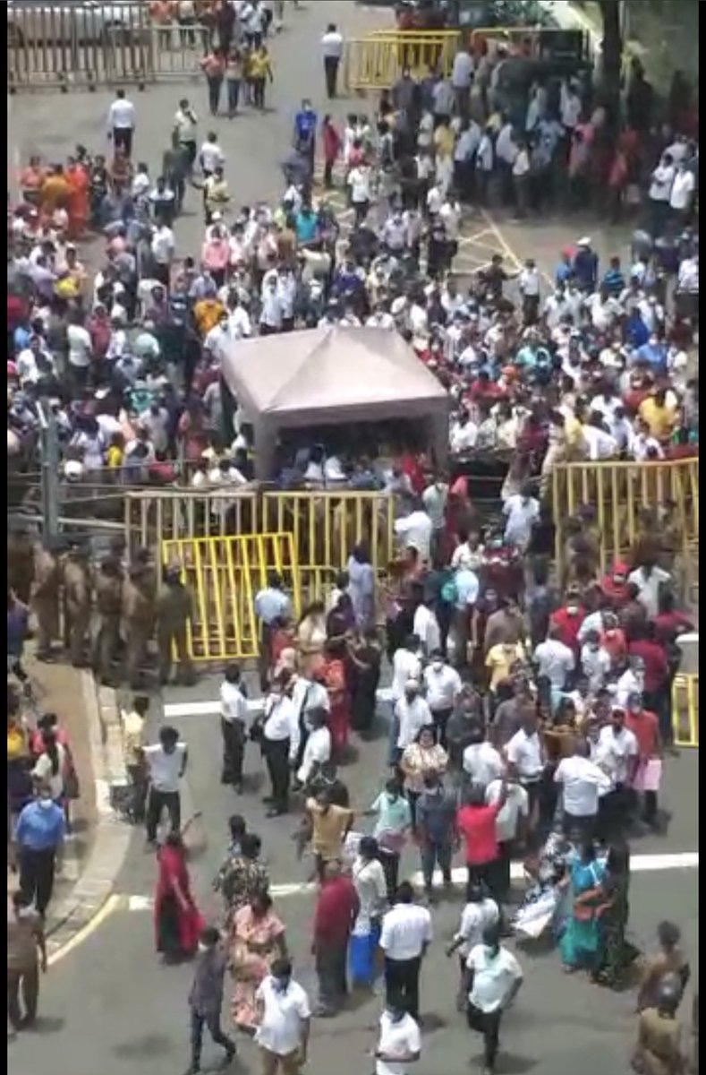 The Police must ensure the safety of peaceful protestors outside #mainagogama and #GotaGoGama. When those supporting the Government are allowed inside #TempleTrees and to roam freely, it paints a very poor picture of the bona fides. #righttoprotest