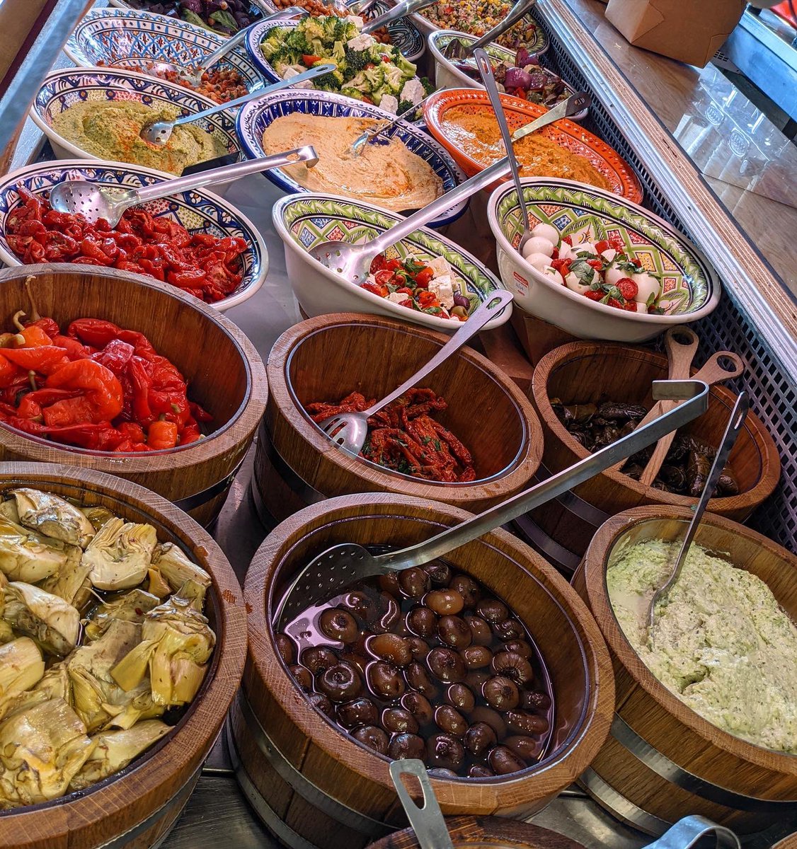 Brighten up your Monday with a fridge full of colourful salads 🌈🥗 

📍 Serpentine Avenue, open today until 6pm 

#toonsbridge #salads #fresh #monday #dublin #goodness #colorful #lunch