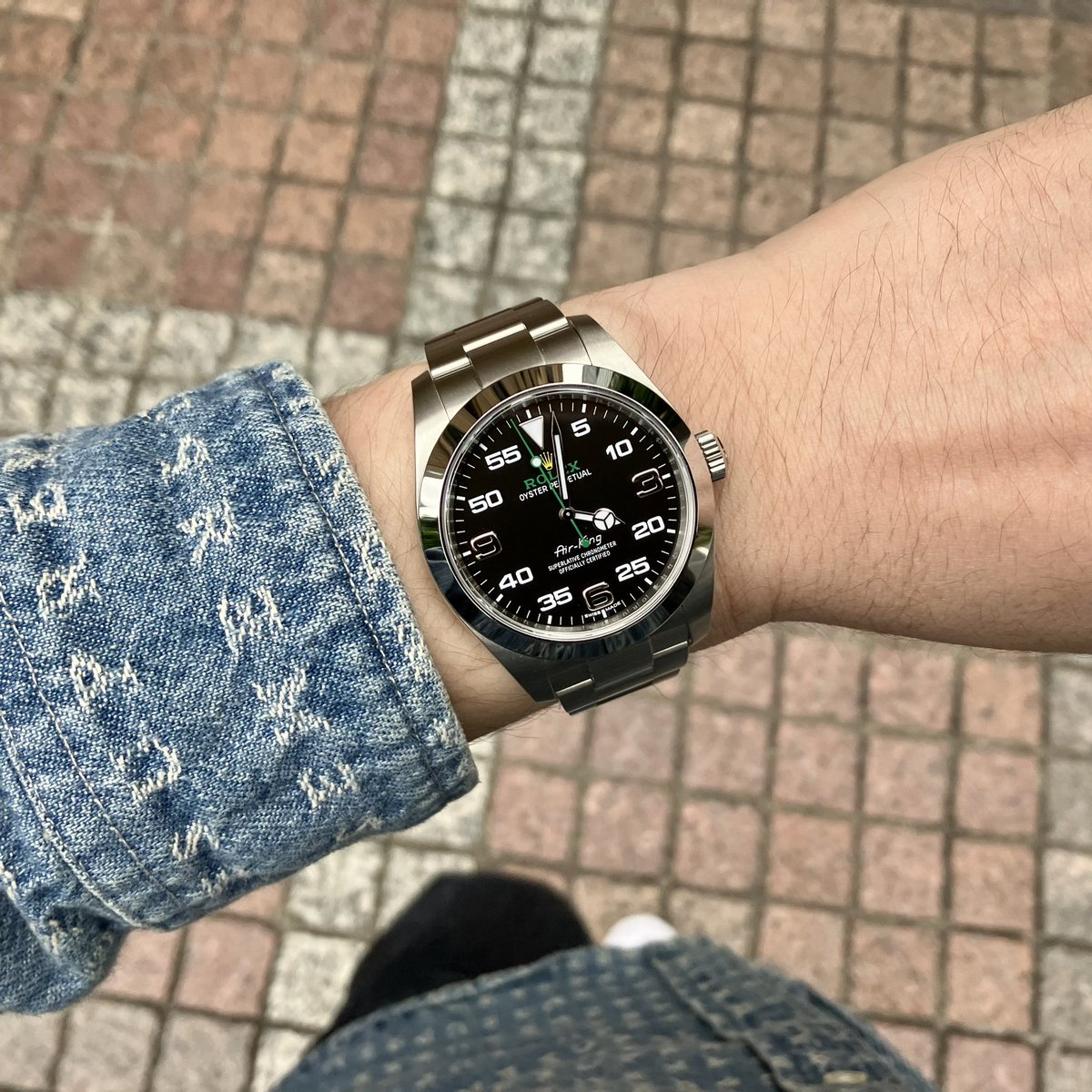 zenmai_zenmai_'s tweet photo. 新型エアキング126900のファーストドロップはエバンスさんで178万円!
既に完売のよう。
ご祝儀価格となるのか?相場となるのか?
ちなみに購入制限モデルになりましたね
#ref126900
#エアキング
#ロレックス https://t.co/zVo9mZqkT7