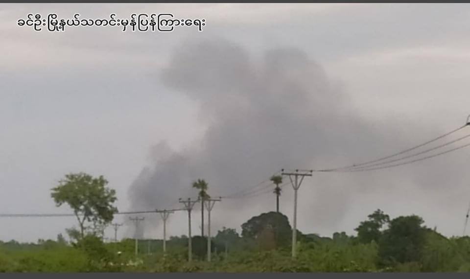 WuitMinn's tweet photo. Junta soldiers raided and burnt down Myinkya village, KhinOo tsp, Sagaing, then, fired light arms and heavy weapons for no reason yesterday. Some elderlies were trapped inside the village. #2022May9Coup #US_SanctionMOGE #WhatsHappeningInMyanmar https://t.co/Y55wXwjSXz
