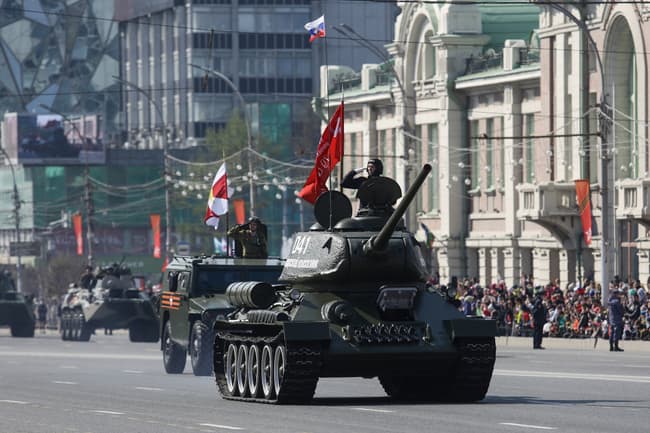 BFMTV's tweet photo. 🔴 EN DIRECT
Le défilé débute, le drapeau russe et le drapeau soviétique mis en avant par les troupes russes
https://t.co/MXPQrfWeUG https://t.co/UmraVUUweQ