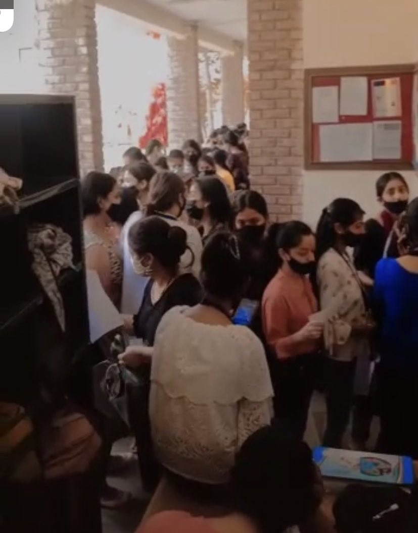mandeepggs's tweet photo. This is the scenario of #BhartiCollege where many of their students are in quarantine at their hostel @UnivofDelhi  is openly risking student lives @DDMADelhi1  @AAPDelhi @ArvindKejriwal @msisodia do something otherwise situation will be worse. 

#obe #DUwantOBEforall https://t.co/4D5y4YIuTQ