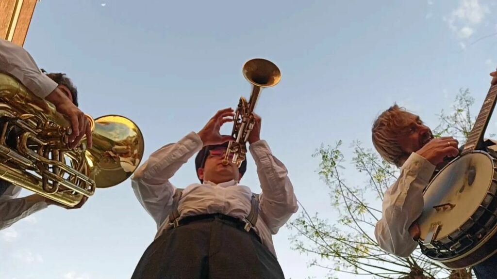 jmolina77tr's tweet photo. #selfie en #planonadir del bolo de #dixthree de ayer en la #festadelcomerç de #santjustdesvern con los capos
📯 #DavidParras #tuba 🔝
🪕 #MikhaViolin #banjo 🔝
#dixie #dixieland #jazz #jazzband
🎺 #jazztrumpet
#tromba #trompeta #trumpet #trumpeter… https://t.co/xAvz0t0owO https://t.co/s2h7nB2tXd