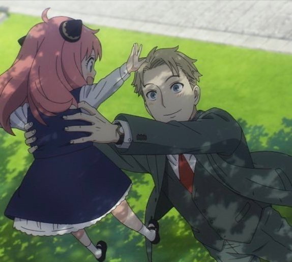 HourlyAnya_'s tweet photo. Loid holding Anya every time💖 https://t.co/Gs6TYJQWcq