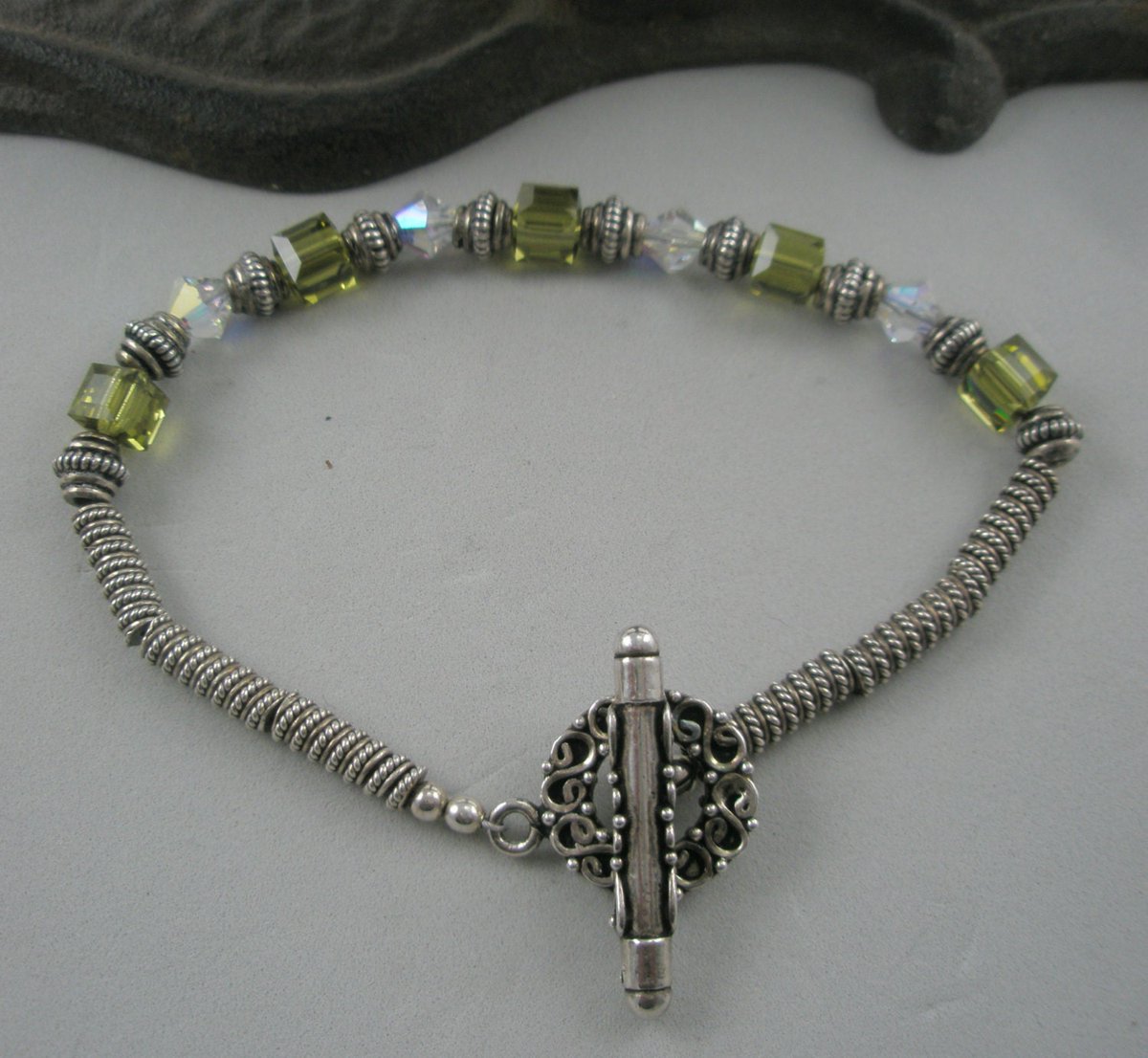 stoneberri's tweet image. Green and Crystal Bracelet tuppu.net/7cb9642b #Stoneberri #Etsy #ToggleClosure