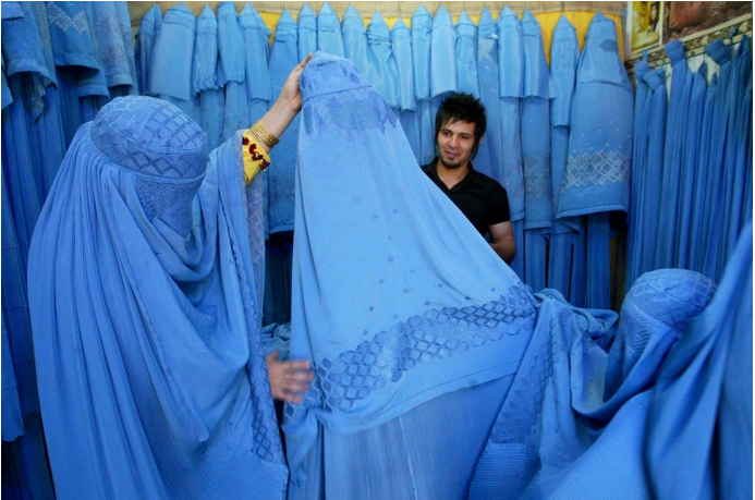 MariaMaalouf13's tweet photo. With all eyes on #Ukraine , Afghan women deplore Taliban’s new order to cover faces in public.🤬🤬
https://t.co/5TGVM6jAk9
#WomensRights  #afghanistanwomen #Afghanistan 
#WomensRightsAreHumanRights
#WomenWontWheesht #StandWithWomenInAfghanistan 
#حقوق_المرأة #أفغانستان #طالبان https://t.co/wV42IPbCbR