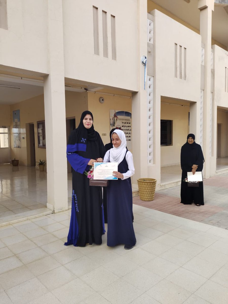 EduGovDhr's tweet photo. المديرة العامة #تعليمية_الظاهرة تكرم الفريق الفائز بمدرسة أسماء بنت عميس في مسابقة البحوث الطلابية لبرنامج جلوب البيئي عن دراسة خصائص التربة واثرها على نمو نبات الثوم  والحاصل على المركز الاول عالميا عن اقليم الشرق الادنى وشمال افريقيا . https://t.co/XVkb7jporU