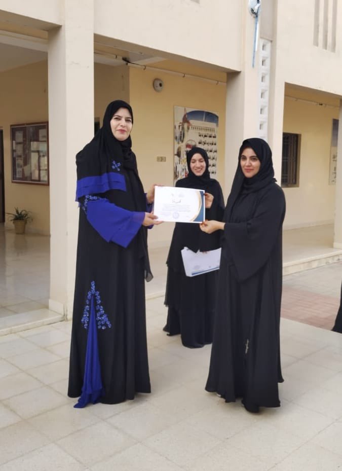 EduGovDhr's tweet photo. المديرة العامة #تعليمية_الظاهرة تكرم الفريق الفائز بمدرسة أسماء بنت عميس في مسابقة البحوث الطلابية لبرنامج جلوب البيئي عن دراسة خصائص التربة واثرها على نمو نبات الثوم  والحاصل على المركز الاول عالميا عن اقليم الشرق الادنى وشمال افريقيا . https://t.co/XVkb7jporU