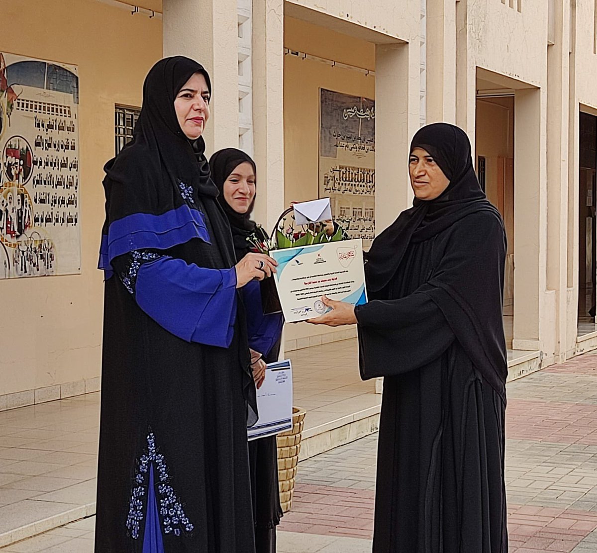 EduGovDhr's tweet photo. المديرة العامة #تعليمية_الظاهرة تكرم الفريق الفائز بمدرسة أسماء بنت عميس في مسابقة البحوث الطلابية لبرنامج جلوب البيئي عن دراسة خصائص التربة واثرها على نمو نبات الثوم  والحاصل على المركز الاول عالميا عن اقليم الشرق الادنى وشمال افريقيا . https://t.co/XVkb7jporU