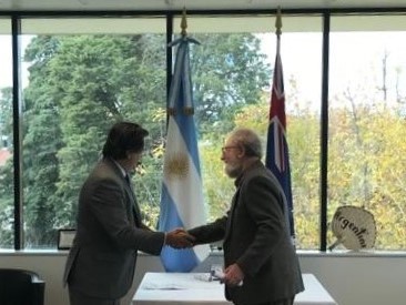 ARGinAustralia's tweet photo. Tuvimos el gran orgullo de realizar la ceremonia de presentación de los premios “Raices” y “Leloir” al Dr. Victor Sadras y al Dr. Germán Spangenberg, respectivamente.
https://t.co/kBS2WZG9UL

#premioraices #premioleloir https://t.co/WF6xxFrwMh
