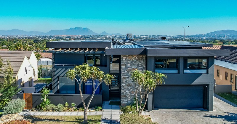 JawitzProp's tweet photo. A masterpiece of craftsmanship and design. This property offers you a modern contemporary feel boasting space and amazing views.

Click on our link to see more!
Registered with the PPRA.
#Jawitz #RealLifeRealEstate #kuilsriver