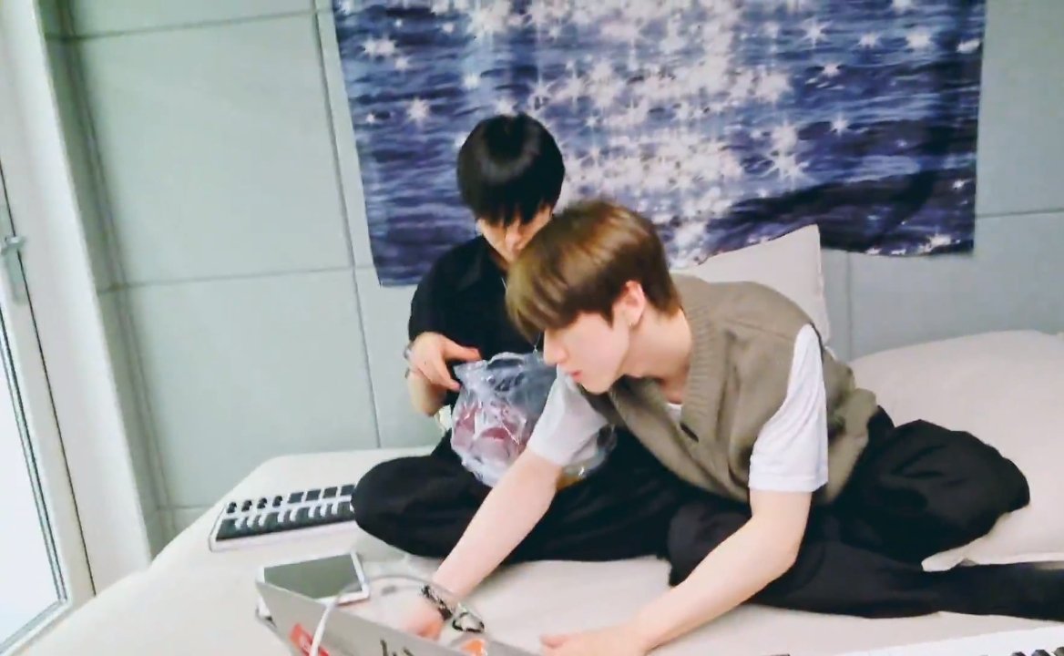 justbpics_'s tweet photo. Mondate with GeoYum🤍🎶🥢

Doyum was working on music, and Geonu visited him, brought him food, ate together and ended the live together. He looks like a supportive bf🥺 @JUSTB_twt  #저스트비 #GeoYum https://t.co/pd6IGxRc5A