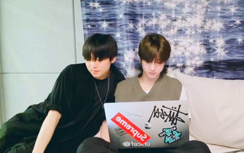 justbpics_'s tweet photo. Mondate with GeoYum🤍🎶🥢

Doyum was working on music, and Geonu visited him, brought him food, ate together and ended the live together. He looks like a supportive bf🥺 @JUSTB_twt  #저스트비 #GeoYum https://t.co/pd6IGxRc5A