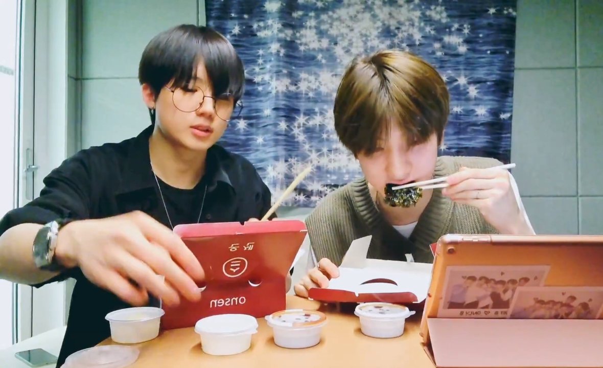 justbpics_'s tweet photo. Mondate with GeoYum🤍🎶🥢

Doyum was working on music, and Geonu visited him, brought him food, ate together and ended the live together. He looks like a supportive bf🥺 @JUSTB_twt  #저스트비 #GeoYum https://t.co/pd6IGxRc5A