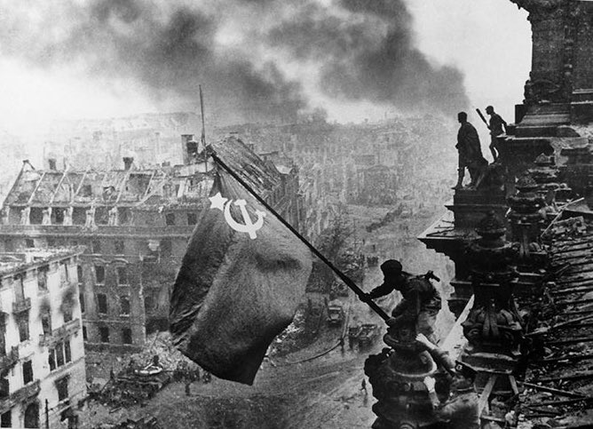 Faşist Almanya’ya karşı kazanılan Büyük Zafer…Berlin’de Sovyet bayrağının dalgalanması ile faşist Hitler durduruldu ve insanlık rahat nefes alabildi.